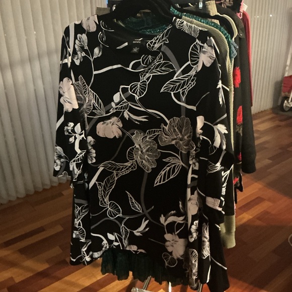 Alfani Black and White Floral Long Sleeve Top - Picture 3 of 3